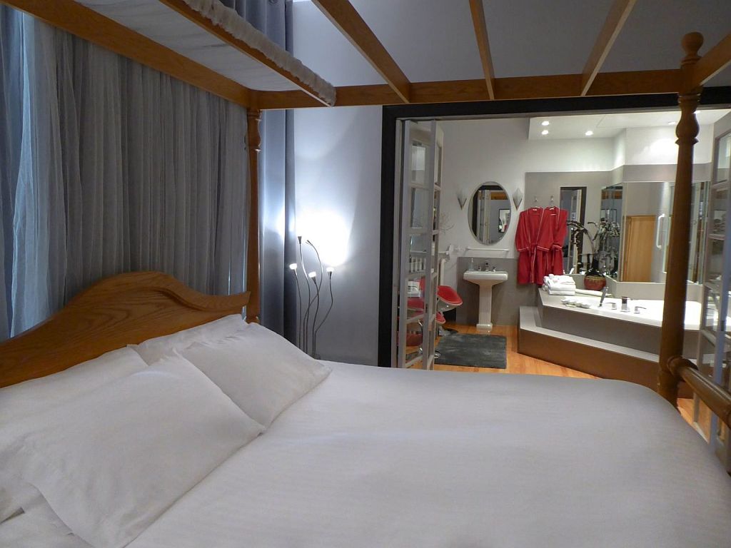 Swiss Hotel King Spa Suite